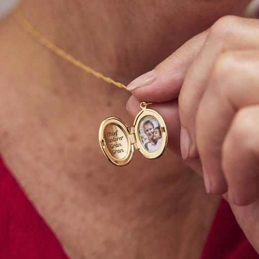 قلادة البيضاوية