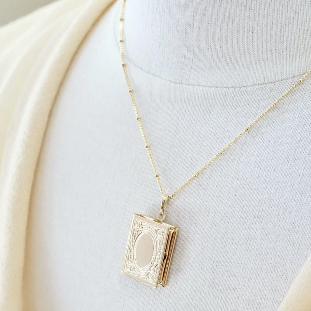 قلادة الكتاب