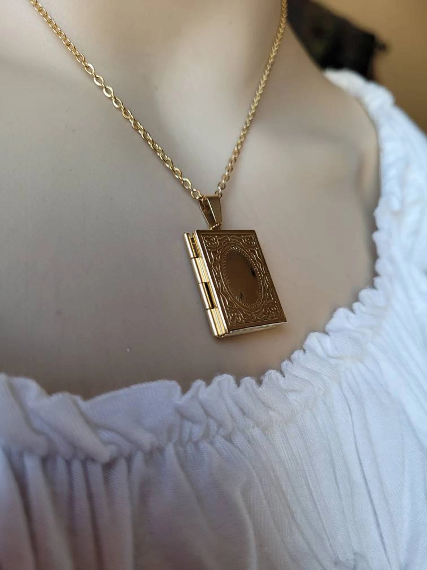 قلادة الكتاب